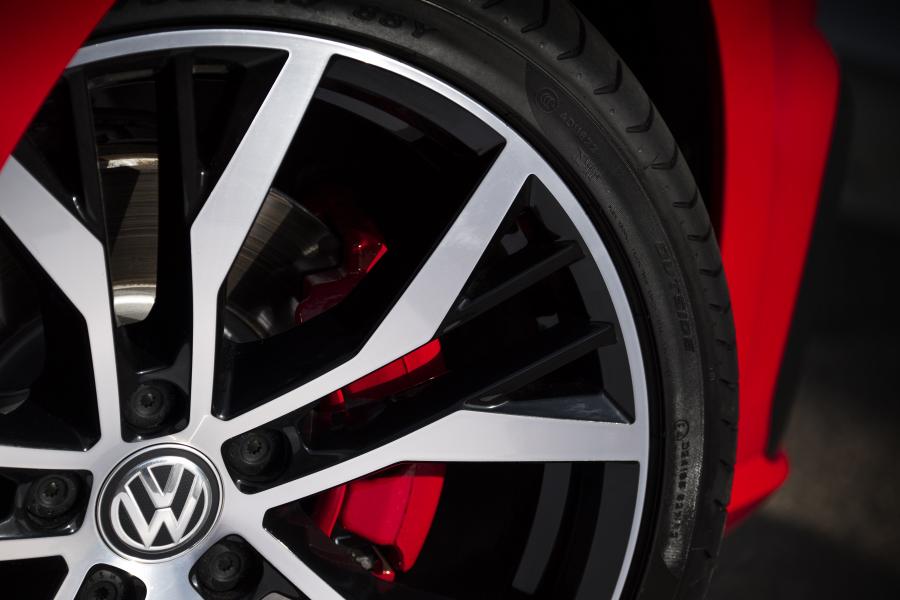 Колеса Volkswagen Golf GTi 5-Door 2017 года  (UK) (фото 2 из 28)